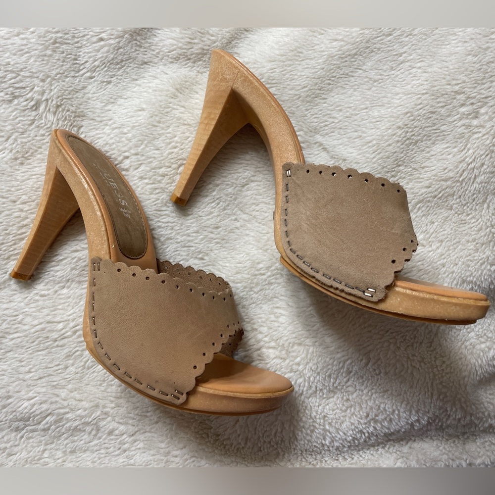 EUC Women's GUESS Light Tan Sandals